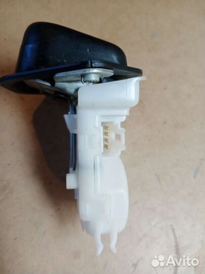 Замок на заднюю дверь от Ниссан Серена