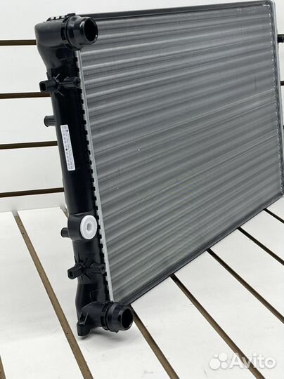 Радиатор охлаждения Volkswagen Golf 4