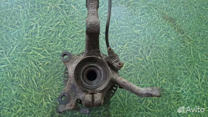 Кулак поворотный передний правый Volkswagen Passat