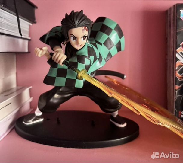 Много фигурок аниме (Ч.О)