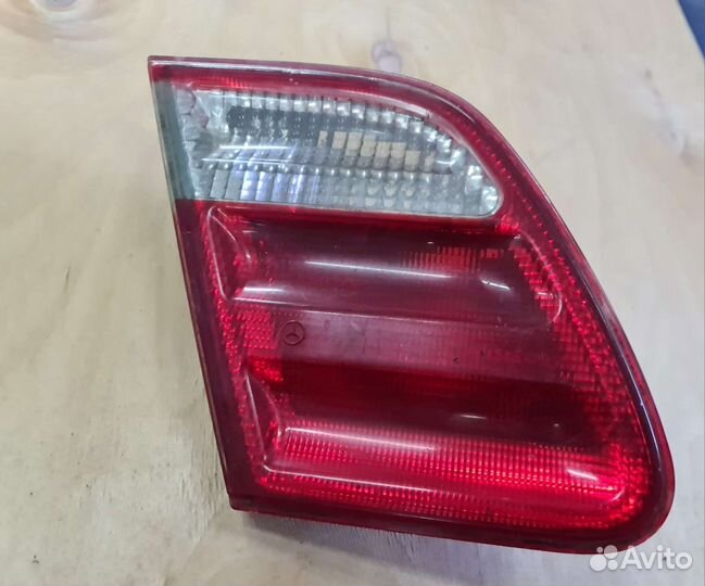 Задний внутренний фонарь левый Mercedes W210 рест