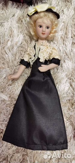 Кукла фарфоровая