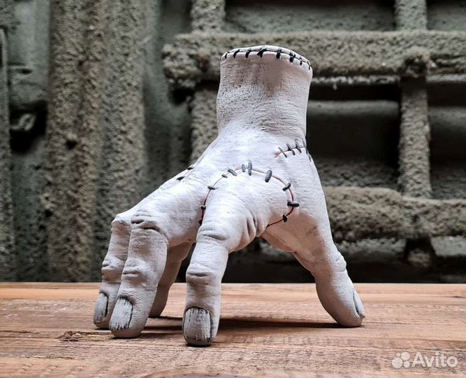 Рука вещь уэнсдей