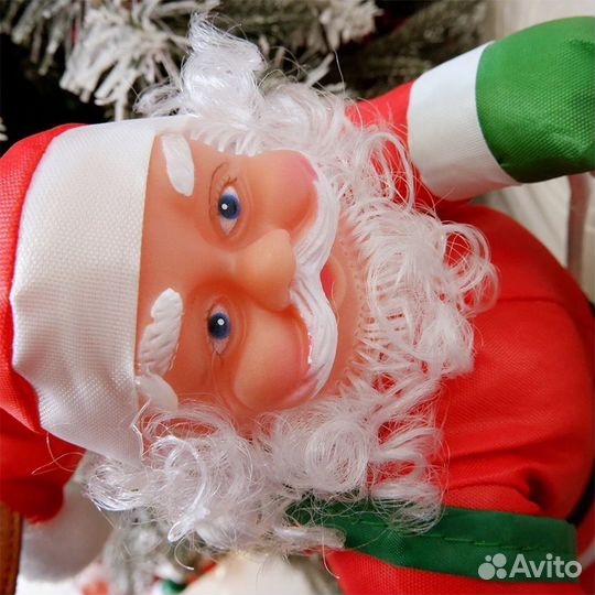 Дед Мороз на лестнице Санта