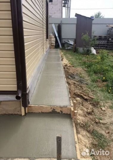 Заливаем отмостки и тропинки, строительная бригада