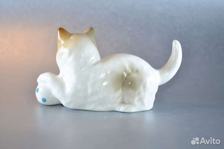 Котёнок с мячом фарфоровая статуэтка
