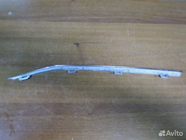 Молдинг решетки радиатора правый Volkswagen Polo