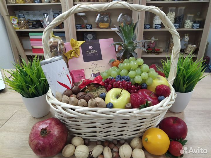 Корзина с фруктами: орехи, сладости, чай