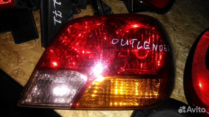 Фонарь задний правый Mitsubishi Outlander 2004
