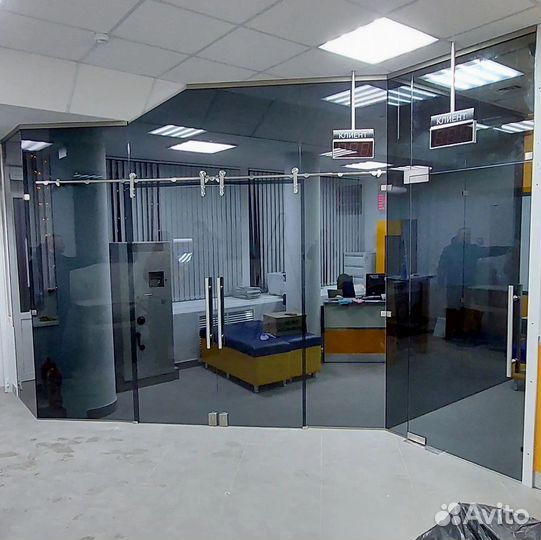 Стеклянная дверь от производителя