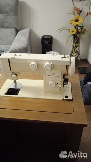 Швейная машина Чайка 142м