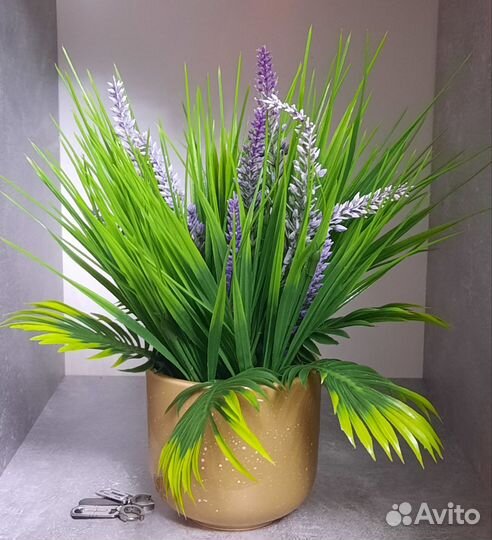 Композиция из искусственных цветов