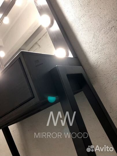 Гримерный столик с зеркалом и подсветкой