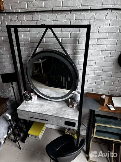 Гримерное зеркало,стол визажиста,туалетный столик
