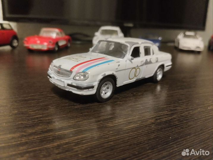 Модель автомобиля 1/32 Волга-31105