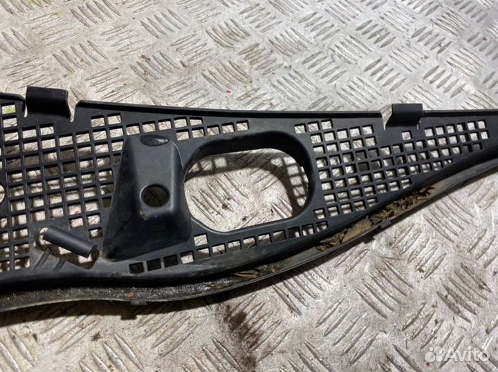 Решетка под лобовое стекло, жабо передняя правая