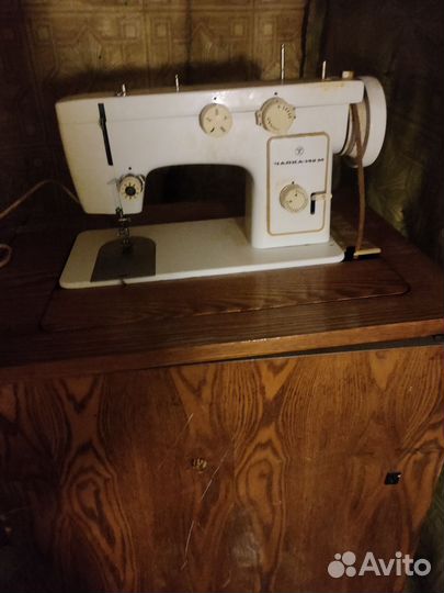 Швейная машина Чайка 142