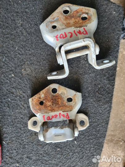 Петля двери Mitsubishi Pajero 3 3.5 2001