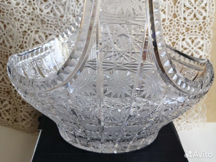 Хрустальная ваза-корзинка.