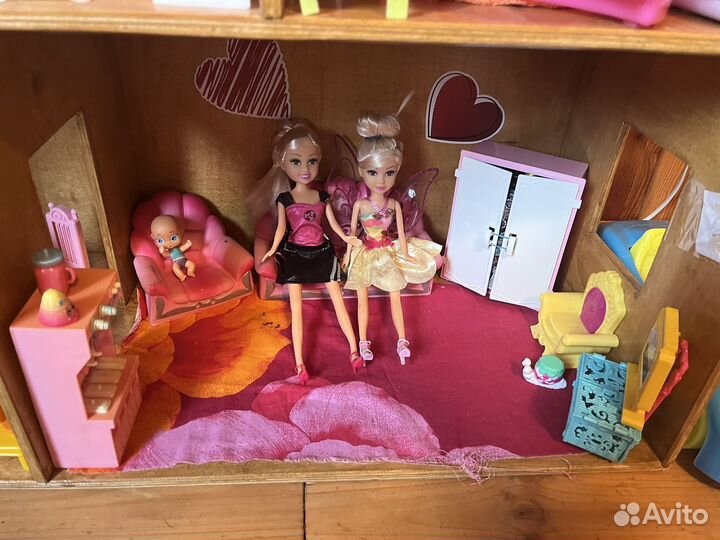 Большой кукольный домик с мебелью и куклами