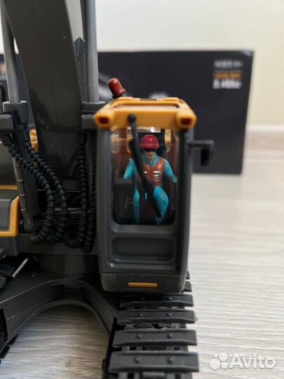 Экскаватор игрушка на пульт управлении