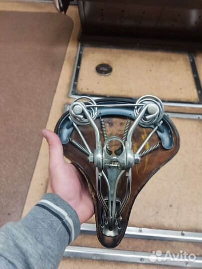 Седло для велосипеда кожаное