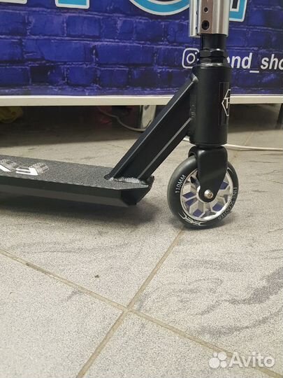 Трюковый самокат серебристый