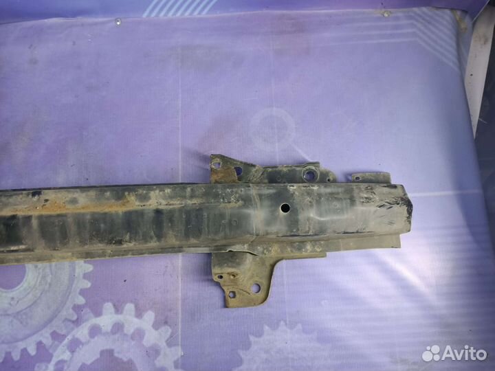 Усилитель бампера переднего Volkswagen Bora