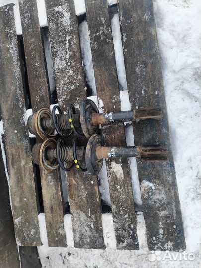 Передние амортизаторы Renault Sandero 2