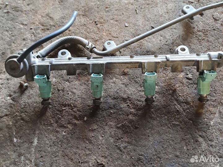 Рейка топливная с форсунками Mitsubishi Carisma