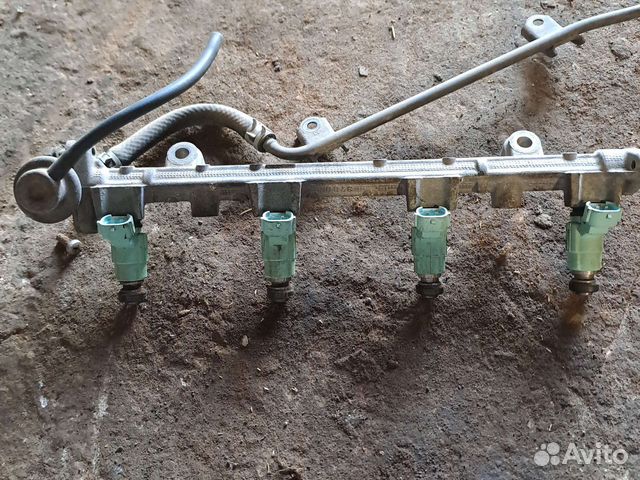 Рейка топливная с форсунками Mitsubishi Carisma