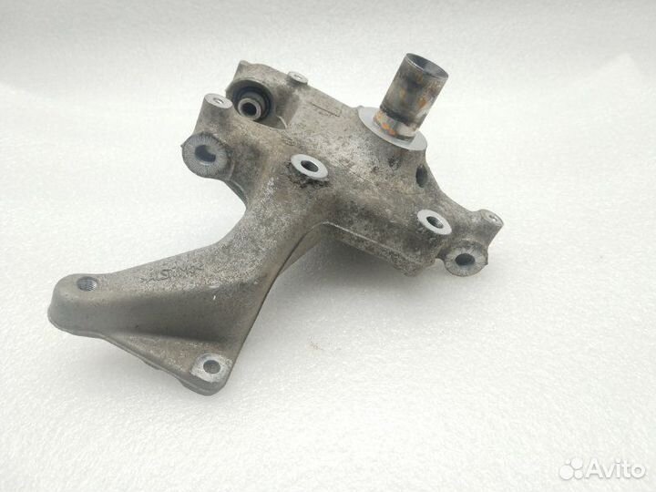 Кулак поворотный задний правый Volkswagen Passat