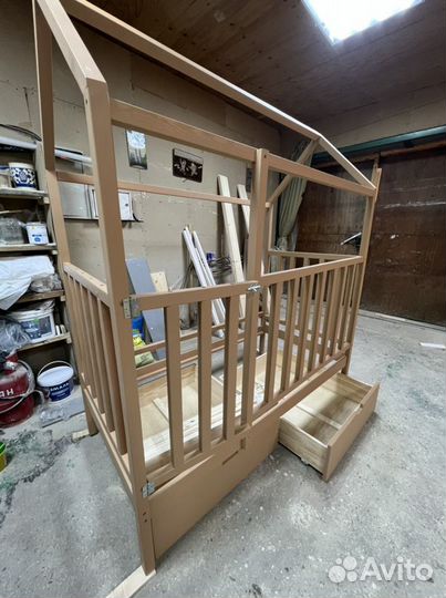 Детская кроватка домик