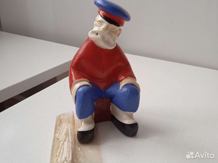 Статуэтка с необходимыми аксессуарами