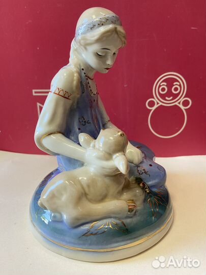 Фарфоровая статуэтка 