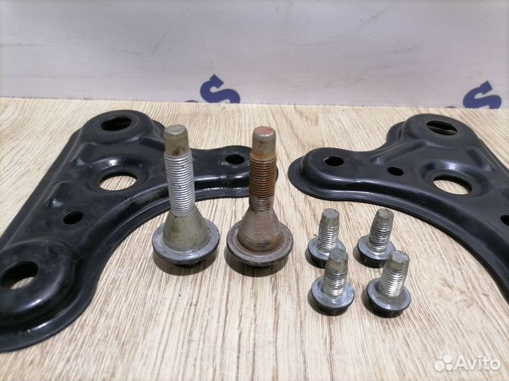 Крепление нижнего рычага Toyota Crown JZS151 1999г
