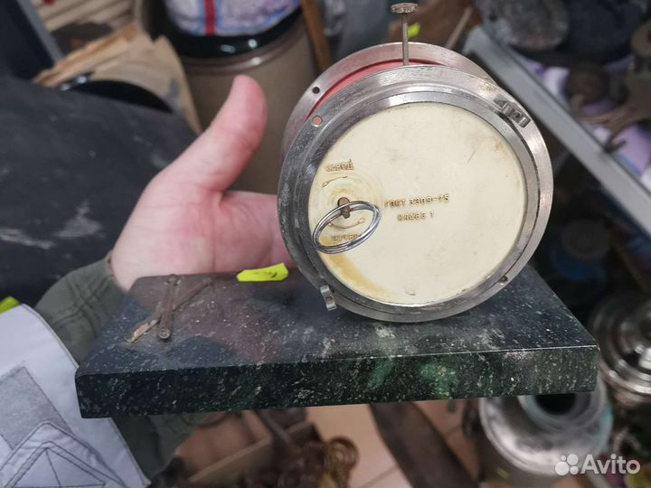 Часы молния барабан на камне