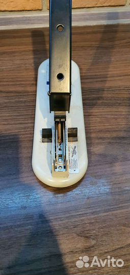 Степлер и дырокол