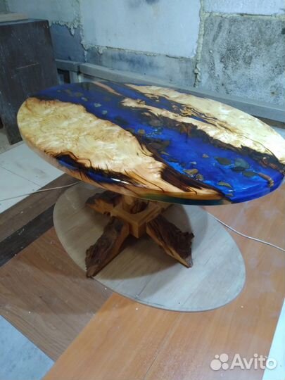 Стол из массива каповой сосны