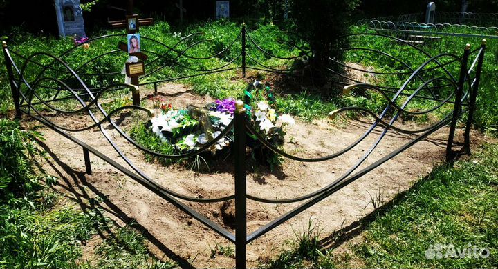 Оградка столик, лавка, крест кованый, плитка навес