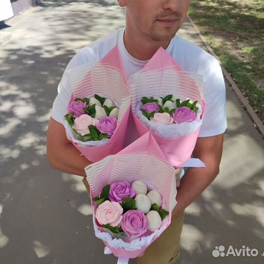 Клубничный букет с зефирными розами