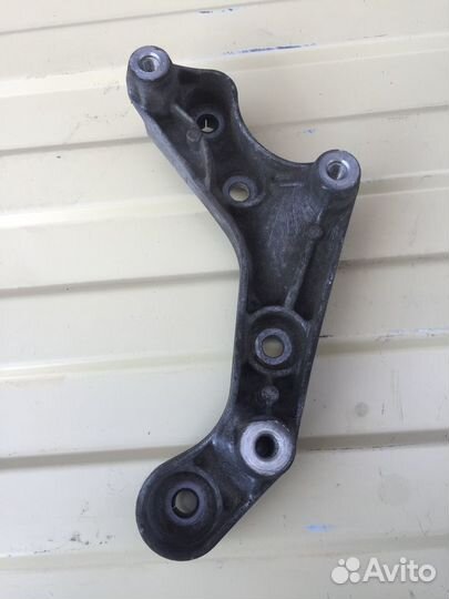 Кронштейн переднего редуктора Mercedes W221 M272