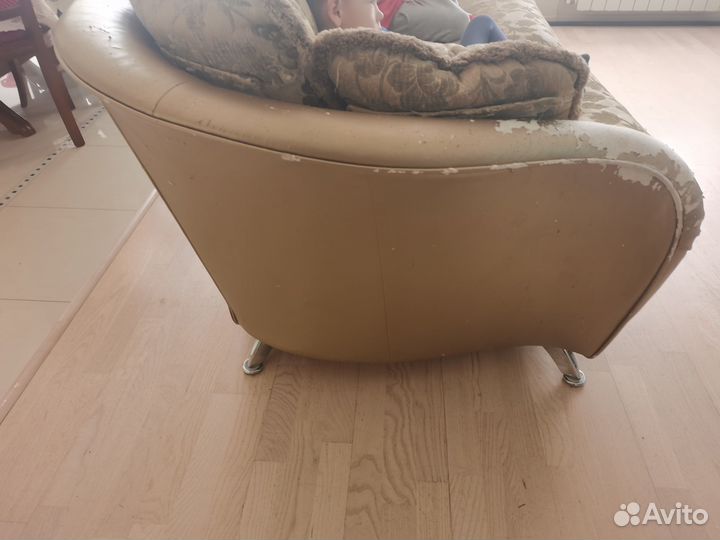 Кожаный диван бу раскладной 1,5 спальное место