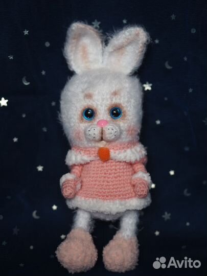 Вязаная игрушка Зайка в шубке