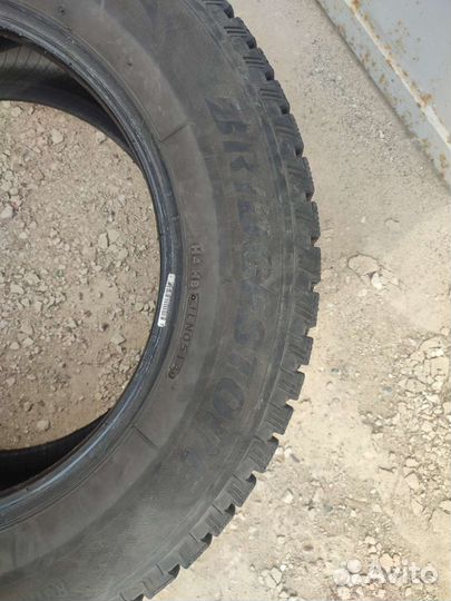 Bridgestone Blizzak Spike-01 215/65 R16 98T