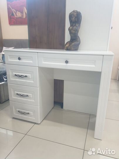 Макияжный стол 