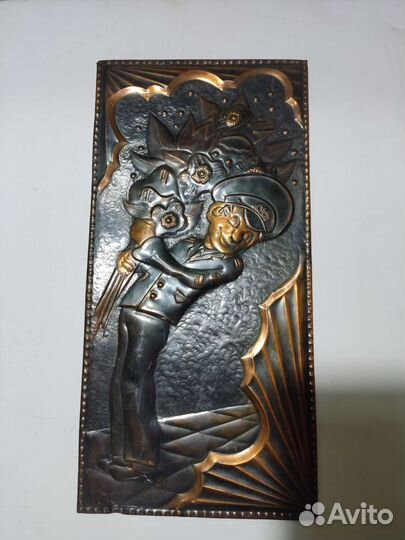 Чеканка легендарная тачанки и курсант с цветами