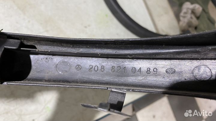 Накладки петель багажника Mercedes Benz W208