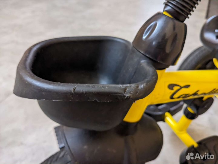 Трёхколёсный велосипед с ручкой Capella