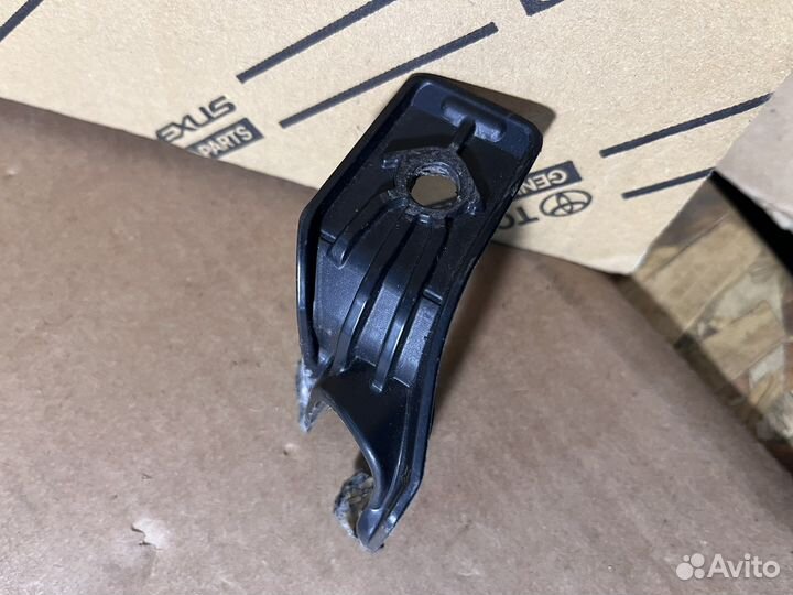 Крепление правой фары Toyota Camry 70